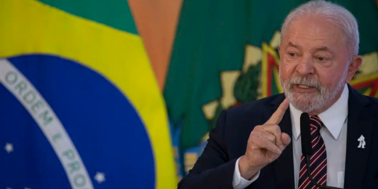 Levantamento do Instituto Paraná mostra queda na popularidade do presidente Lula. Desaprovação chega a 56,7%, e avaliação ruim ou péssima soma 47,5%.