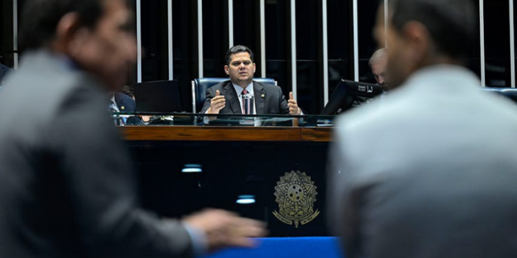 Câmara e Senado aprovaram aumento de deputados federais de 513 para 531 a partir de 2027. Entenda o impacto orçamentário e as mudanças na representação dos estados.