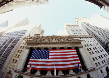 Mercados reagem a rumores sobre substituição no Fed: S&P 500 se aproxima do recorde, Nvidia marca novo piso e criptomoedas ganham força.