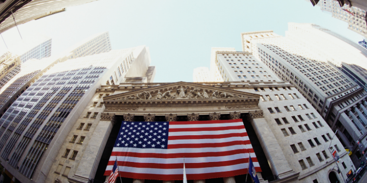 Mercados reagem a rumores sobre substituição no Fed: S&P 500 se aproxima do recorde, Nvidia marca novo piso e criptomoedas ganham força.