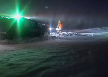 Brasileiros estão entre os 30 turistas resgatados após nevasca histórica no Atacama. Operação durou 12 horas em meio a neve e frio extremo.