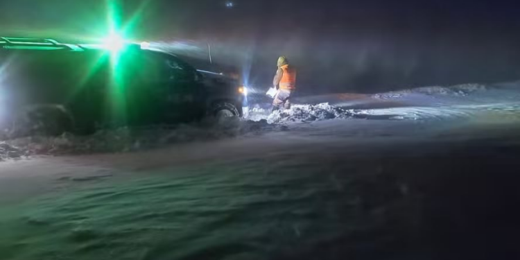 Brasileiros estão entre os 30 turistas resgatados após nevasca histórica no Atacama. Operação durou 12 horas em meio a neve e frio extremo.