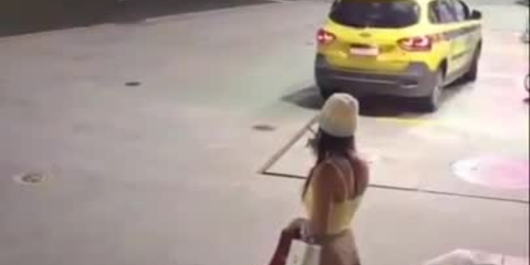 No Rio, mulher está aplicando golpes em taxistas ao fingir crises psicológicas para não pagar. Motoristas se unem para fazer denúncia coletiva.