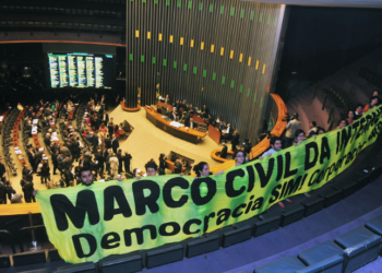 O Supremo Tribunal Federal iniciou julgamento sobre o Marco Civil da Internet, discutindo a atualização do artigo 19 e o papel das big techs diante da crescente violência online.