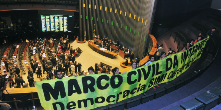 O Supremo Tribunal Federal iniciou julgamento sobre o Marco Civil da Internet, discutindo a atualização do artigo 19 e o papel das big techs diante da crescente violência online.