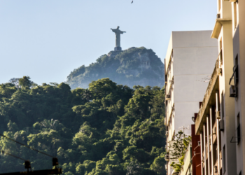 Global Liveability Index 2025 aponta Rio de Janeiro como melhor cidade do Brasil para viver, subindo 0,7 ponto no ranking internacional.