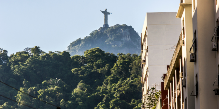 Global Liveability Index 2025 aponta Rio de Janeiro como melhor cidade do Brasil para viver, subindo 0,7 ponto no ranking internacional.