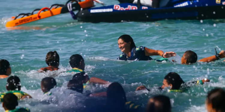 Pela 1ª vez desde 2016, Brasil não vence a etapa da WSL em casa. Luana Silva chega à final em Saquarema e segue na briga por vaga nas finais em Fiji.