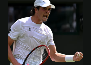 Bia Haddad Maia e João Fonseca avançam à segunda rodada de Wimbledon. Fonseca, de 18 anos, estreia com vitória no Grand Slam e entra para a história do tênis sul-americano.
