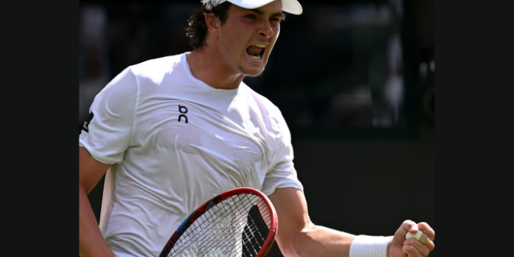 Bia Haddad Maia e João Fonseca avançam à segunda rodada de Wimbledon. Fonseca, de 18 anos, estreia com vitória no Grand Slam e entra para a história do tênis sul-americano.