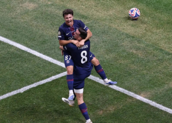 PSG vence o Inter Miami por 4 a 0 nas oitavas da Copa do Mundo de Clubes e aguarda Flamengo ou Bayern nas quartas. João Neves brilha com dois gols.
