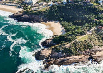 Após morte de Juliana Marins durante trilha na Indonésia, Prefeitura de Niterói homenageia jovem ao nomear mirante e praia em Camboinhas. Luto oficial de três dias foi decretado.
