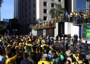 Com presença de Bolsonaro, Malafaia e governadores, manifestação na Paulista protesta contra julgamento no STF, pede anistia para presos do 8 de janeiro e critica o governo Lula.