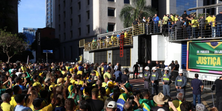 Com presença de Bolsonaro, Malafaia e governadores, manifestação na Paulista protesta contra julgamento no STF, pede anistia para presos do 8 de janeiro e critica o governo Lula.