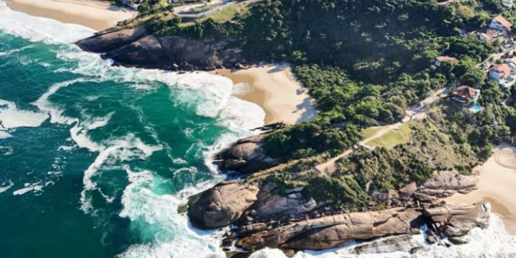 Após morte de Juliana Marins durante trilha na Indonésia, Prefeitura de Niterói homenageia jovem ao nomear mirante e praia em Camboinhas. Luto oficial de três dias foi decretado.