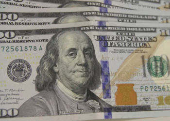 Mercado financeiro brasileiro tem dia de euforia: dólar recua para R$ 5,435, menor valor desde setembro de 2023, e Ibovespa acumula alta de 15,44% no semestre. Veja os fatores que impulsionaram o mercado.