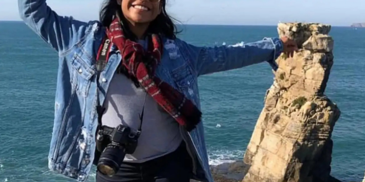 Corpo de Juliana Marins, brasileira morta em acidente na Indonésia, chega ao Rio nesta quarta (2). Família critiga atrasos e pede nova autópsia no Brasil.