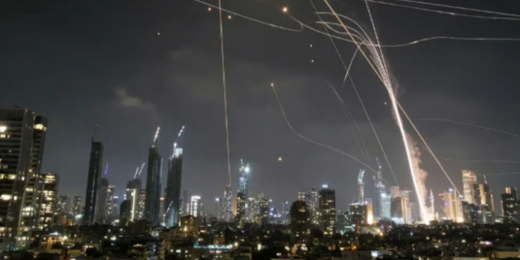 Israel declarou ter conquistado controle aéreo sobre Teerã dois dias após início dos ataques ao Irã. Segundo as Forças Armadas, caças da IAF estão bombardeando alvos dentro do espaço aéreo iraniano.