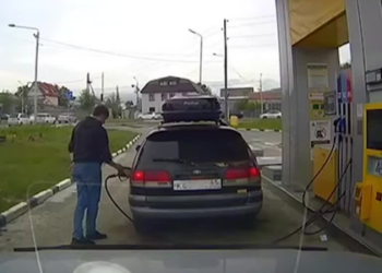 Homem provoca incêndio ao usar vape para espantar besouro da tampa do tanque em posto na Rússia. Caso serve de alerta para os perigos de manipular fogo e eletrônicos próximos a combustíveis.