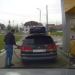 Homem provoca incêndio ao usar vape para espantar besouro da tampa do tanque em posto na Rússia. Caso serve de alerta para os perigos de manipular fogo e eletrônicos próximos a combustíveis.