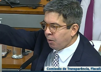 Randolfe Rodrigues afirma que a Ambec, responsável por mais de 30% dos descontos indevidos no INSS, iniciou atuação em 2021, durante o governo Bolsonaro. Comissão ouviu ministro da Previdência.