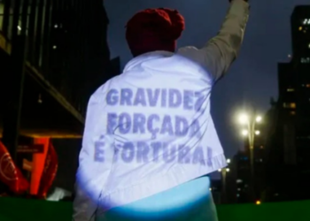 Ministério Público do RJ ajuíza ação contra lei que obriga afixação de cartazes contrários ao aborto legal nos postos de saúde. Medida é considerada inconstitucional e um risco à saúde das mulheres.