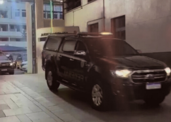 Justiça libera policiais acusados de revender 16 toneladas de maconha para traficantes no RJ. STJ trancou ação por tráfico, mas réus seguem respondendo por corrupção.