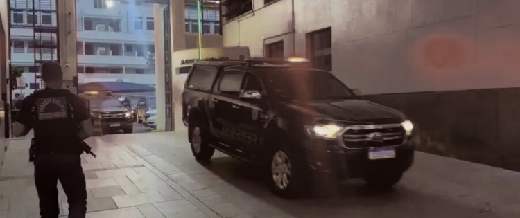 Justiça libera policiais acusados de revender 16 toneladas de maconha para traficantes no RJ. STJ trancou ação por tráfico, mas réus seguem respondendo por corrupção.