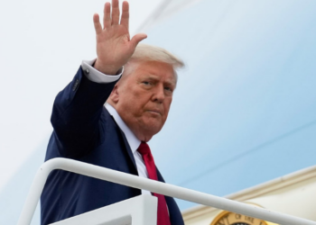 Ameaças de Donald Trump ao Irã reacendem tensão no Oriente Médio. Imprensa internacional destaca pressão interna por ataque e dúvidas sobre possibilidade de negociação com Teerã.