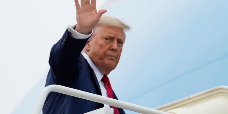 Ameaças de Donald Trump ao Irã reacendem tensão no Oriente Médio. Imprensa internacional destaca pressão interna por ataque e dúvidas sobre possibilidade de negociação com Teerã.