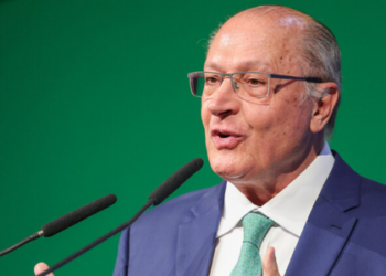 Durante viagem de Lula à França, presidente em exercício Geraldo Alckmin nomeia nove embaixadores do Brasil para cargos no exterior. Veja a lista completa.