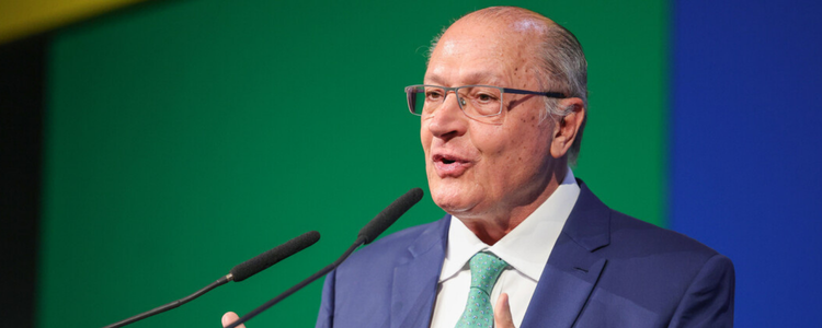 Durante viagem de Lula à França, presidente em exercício Geraldo Alckmin nomeia nove embaixadores do Brasil para cargos no exterior. Veja a lista completa.