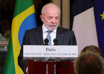 Lula é condecorado com doutorado honoris causa pela Universidade de Paris 8. O Presidente destaca justiça social, educação inclusiva e lembra políticas como o Prouni.