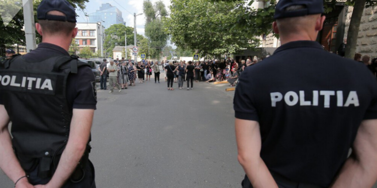 Autoridades da Moldávia detêm Aleksei Petrovich, líder do partido Pobeda, no Aeroporto de Chisinau. Opositor acusa o governo de perseguição política e repressão à liberdade de expressão.