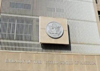 Míssil iraniano cai próximo à filial da Embaixada dos EUA em Tel Aviv, causando danos leves. Não houve vítimas, mas representação diplomática americana será fechada temporariamente.