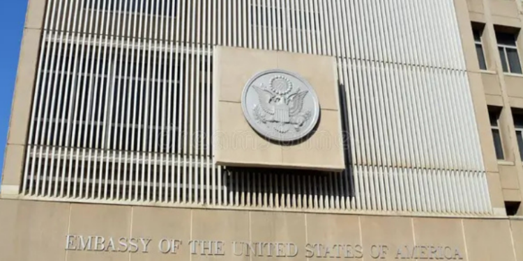 Míssil iraniano cai próximo à filial da Embaixada dos EUA em Tel Aviv, causando danos leves. Não houve vítimas, mas representação diplomática americana será fechada temporariamente.