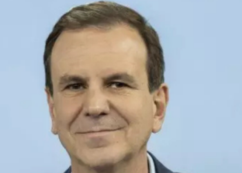 Prefeito Eduardo Paes veta projeto que criava o "Dia da Cegonha Reborn" no Rio. Decisão viraliza nas redes e gera debates sobre prioridades legislativas.