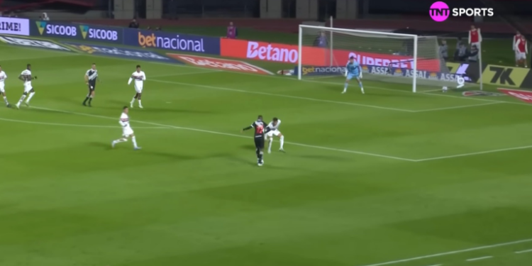 São Paulo é superado pelo Vasco no Morumbi e ouve vaias da torcida. Com desempenho fraco, time tricolor preocupa no Brasileirão. Confira os detalhes da partida.