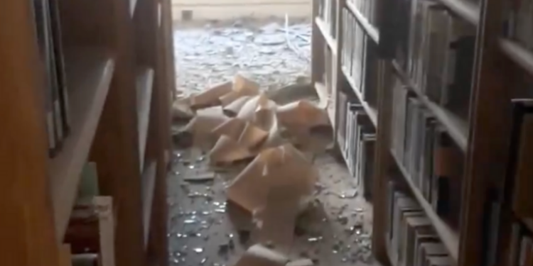 Exército de Israel bombardeia prédio vinculado à diplomacia iraniana em Teerã. Ataque deixa feridos e agrava tensão regional. Irã acusa Israel de crime de guerra.