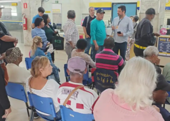Mais de 3 milhões de aposentados e pensionistas contestaram descontos não autorizados no INSS. Correios já receberam quase 500 mil pedidos presenciais.