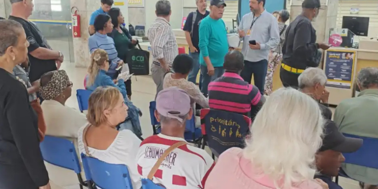 Mais de 3 milhões de aposentados e pensionistas contestaram descontos não autorizados no INSS. Correios já receberam quase 500 mil pedidos presenciais.