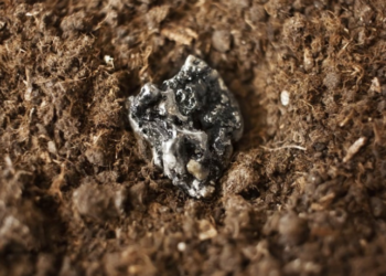 Protótipo brasileiro usa geogases para detectar terras raras sem perfurações profundas. Iniciativa promete reduzir custos e danos ambientais na mineração.