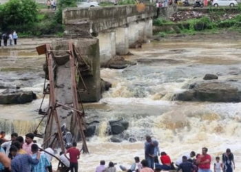Quatro pessoas morreram e 51 ficaram feridas após o colapso de uma ponte em Maharashtra, na Índia. A estrutura cedeu durante a passagem de um grupo de turistas. Causas estão sendo investigadas.