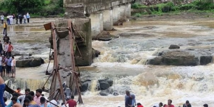 Quatro pessoas morreram e 51 ficaram feridas após o colapso de uma ponte em Maharashtra, na Índia. A estrutura cedeu durante a passagem de um grupo de turistas. Causas estão sendo investigadas.