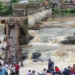 Quatro pessoas morreram e 51 ficaram feridas após o colapso de uma ponte em Maharashtra, na Índia. A estrutura cedeu durante a passagem de um grupo de turistas. Causas estão sendo investigadas.