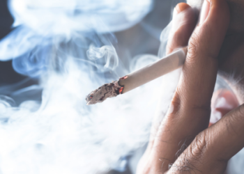 Após 17 anos de queda, número de fumantes volta a crescer no Brasil. Ministério da Saúde alerta para riscos dos cigarros eletrônicos e lança campanha “Deixa o cigarro pra lá”.