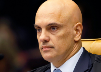 STF determina prisão preventiva de Carla Zambelli. Moraes bloqueia passaportes, redes sociais, salários, veículos e aciona a Interpol. Multa diária de R$ 50 mil por descumprimento.