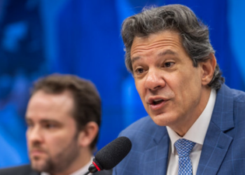 Fernando Haddad afirma que o Brasil cresceu 3% ao ano sob o governo Lula, com redução do desemprego, recuperação fiscal e defesa da justiça tributária. Reforma do Imposto de Renda pode beneficiar 15 milhões de brasileiros.