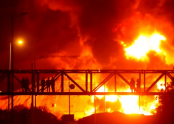 Refinaria da Bazan, em Haifa, norte de Israel, foi danificada por mísseis disparados pelo Irã. Em resposta, Israel bombardeou alvos estratégicos em Teerã. Conflito entra no terceiro dia com mortes e tensão crescente.
