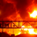 Refinaria da Bazan, em Haifa, norte de Israel, foi danificada por mísseis disparados pelo Irã. Em resposta, Israel bombardeou alvos estratégicos em Teerã. Conflito entra no terceiro dia com mortes e tensão crescente.